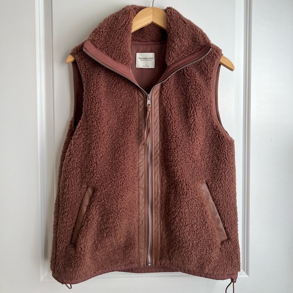 Abercrombie & Fitch Cozy Sherpa Zip-Up Vest - Picture 2 of 6